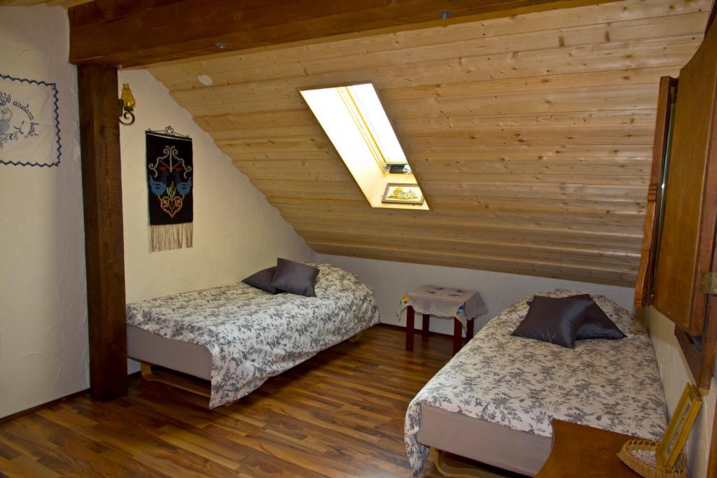 Postel nebo postele na pokoji v ubytování Raven's Bed
