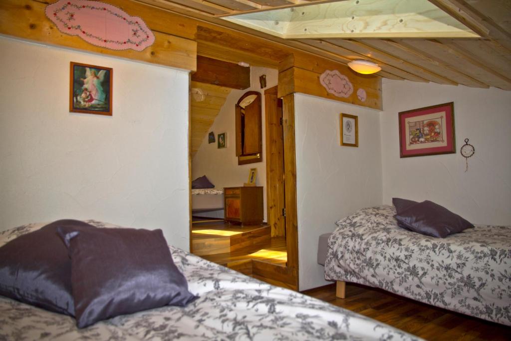 Postel nebo postele na pokoji v ubytování Raven's Bed