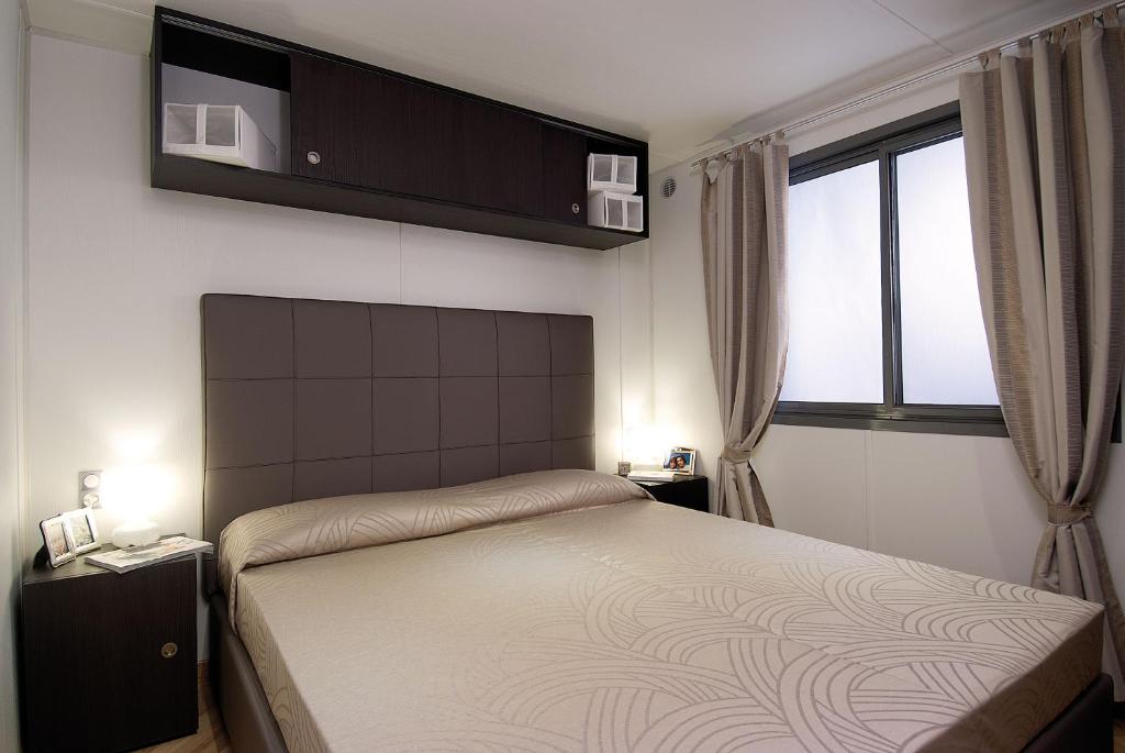 Postel nebo postele na pokoji v ubytování Delle Rose Camping & Glamping Village