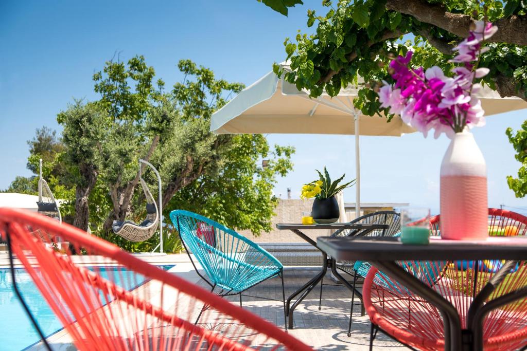 Bazén v ubytování Myrto Hotel nebo v jeho okolí