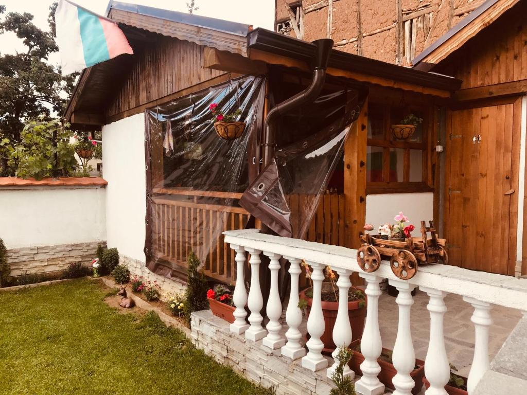 A garden outside Guest house Grahlyov