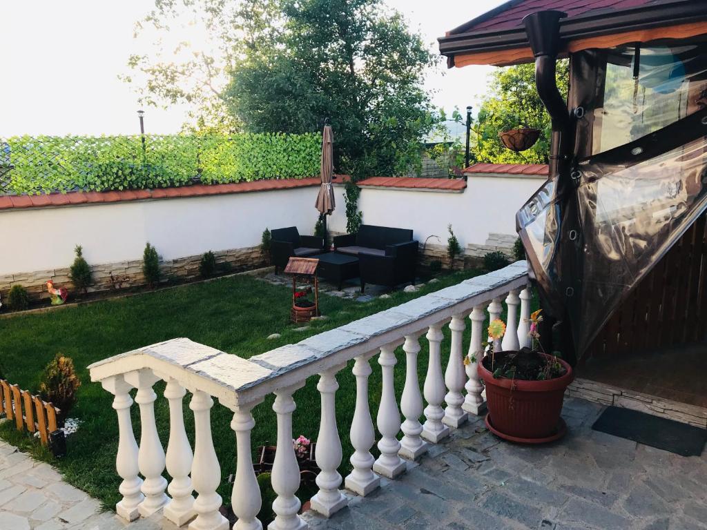 A garden outside Guest house Grahlyov