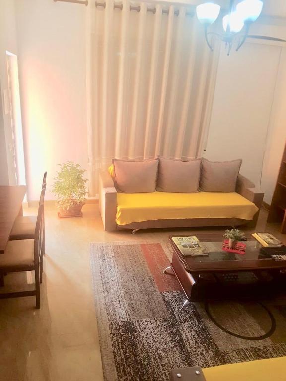Uma área de estar em Sixth Apartment