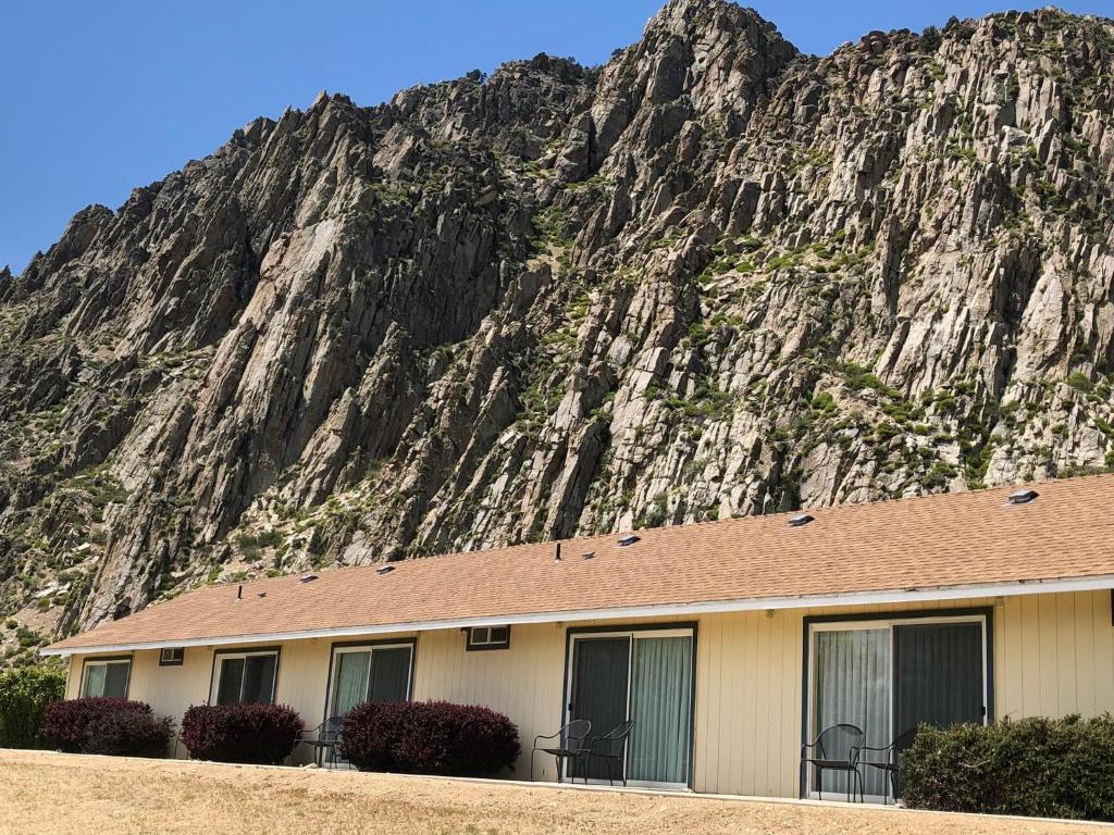 a building with a mountain in the background at Meadowcliff Lodge Coleville in Coleville