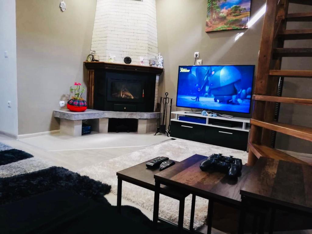 A television and/or entertainment centre at Guest house Grahlyov