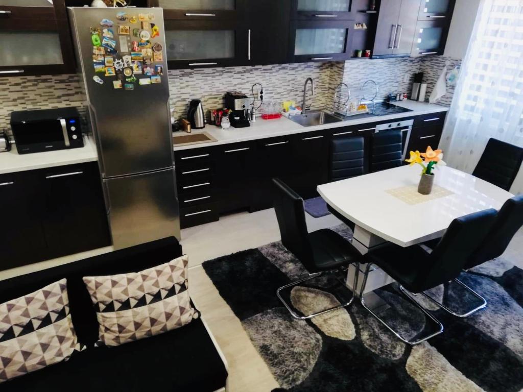 A kitchen or kitchenette at Guest house Grahlyov