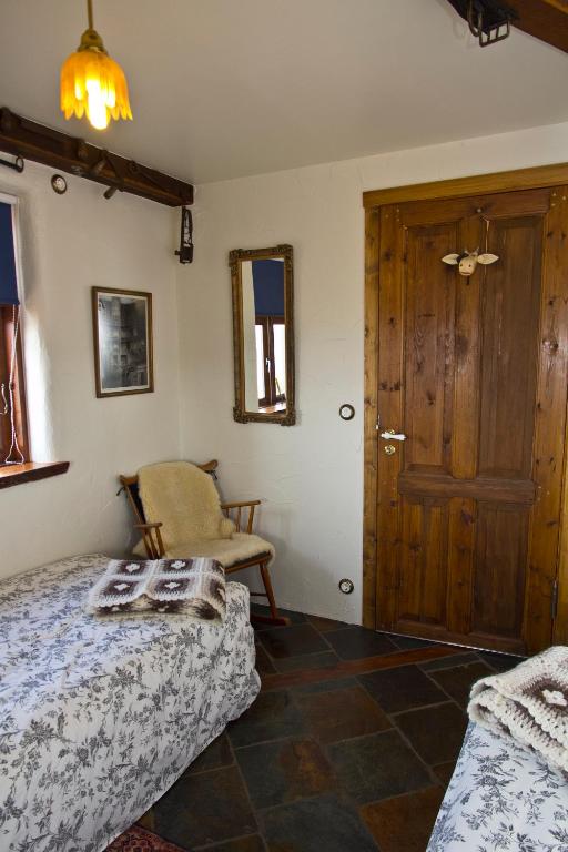Postel nebo postele na pokoji v ubytování Raven's Bed