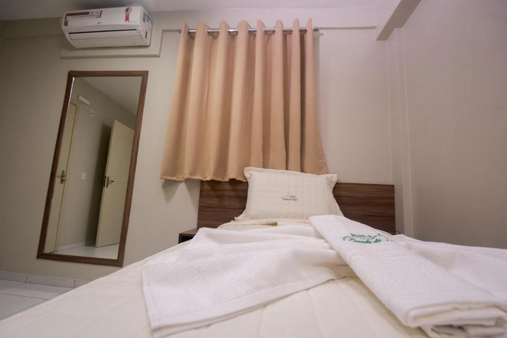 Postel nebo postele na pokoji v ubytování Hotel Encosta do Horto