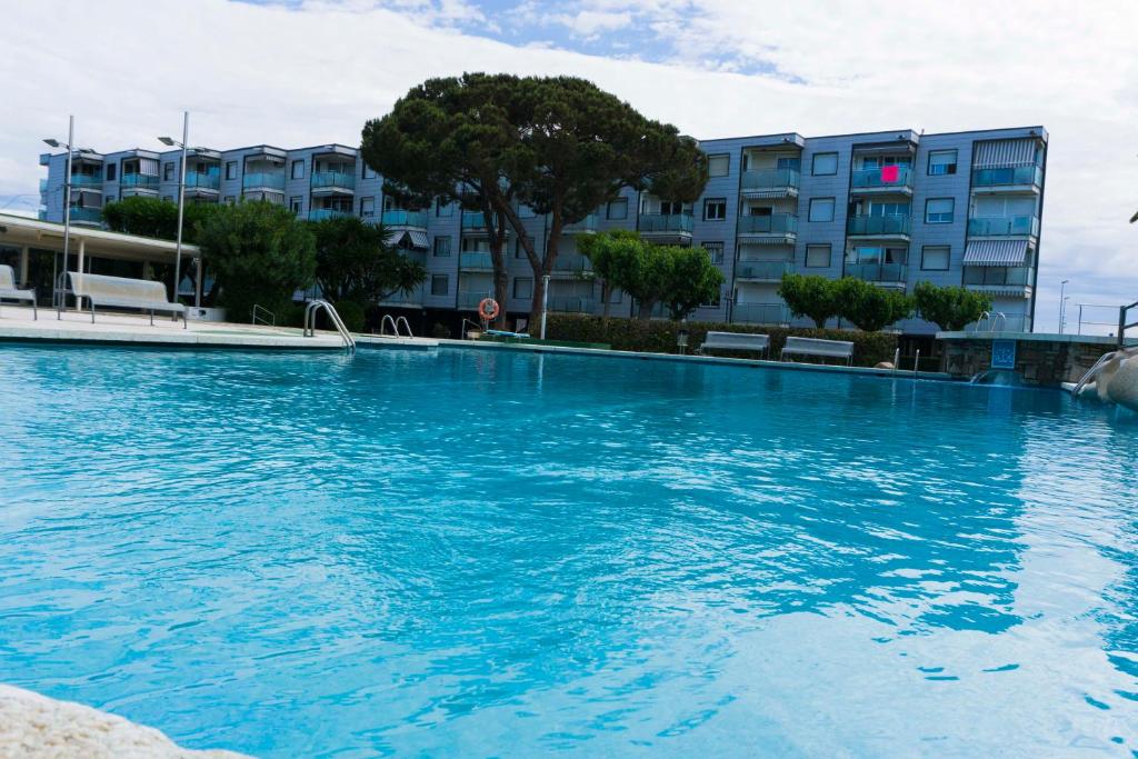 a large swimming pool in front of a building at Precioso apartamento en la playa Barcelona in Cabrera de Mar