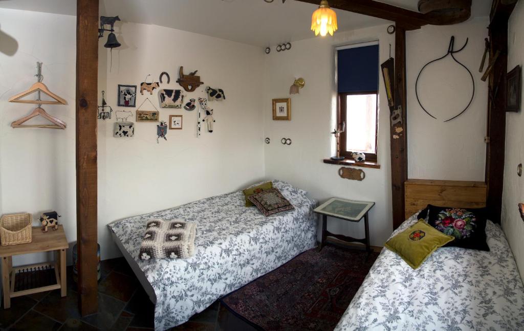 Postel nebo postele na pokoji v ubytování Raven's Bed