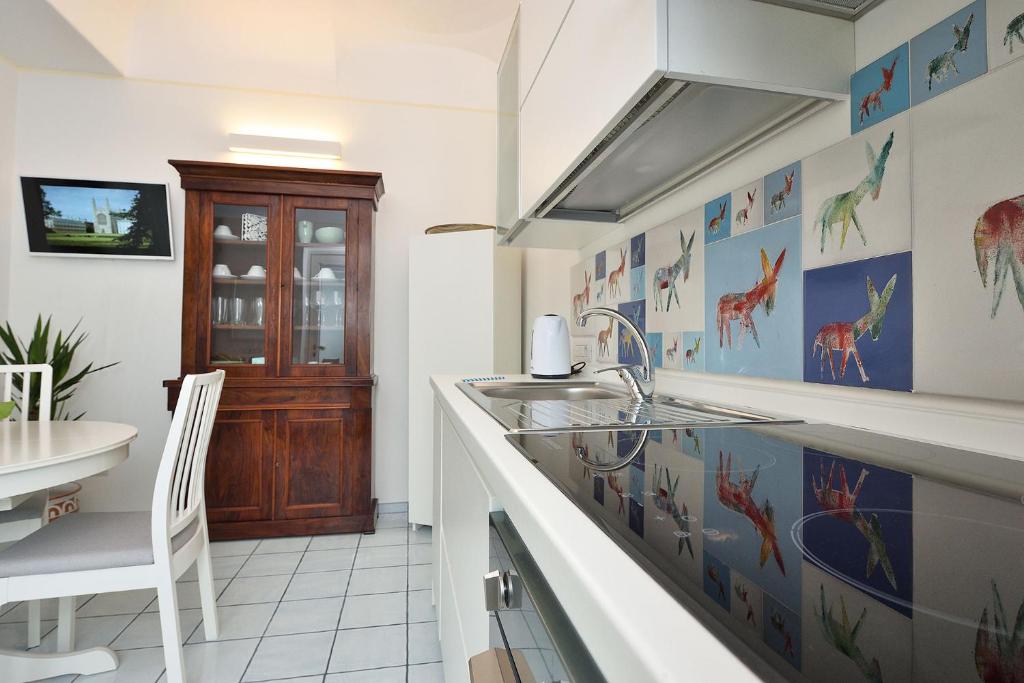 Televízia a/alebo spoločenská miestnosť v ubytovaní Villa Gelsomina