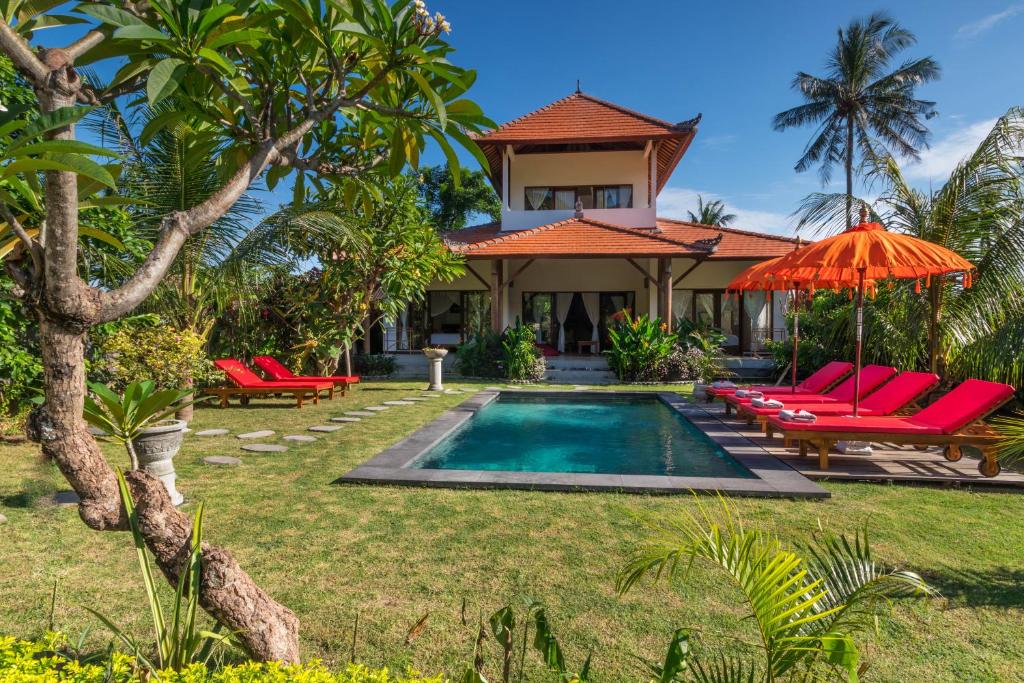 艾湄灣的住宿－加亞特里隱蔽綠洲度假屋，别墅前设有游泳池