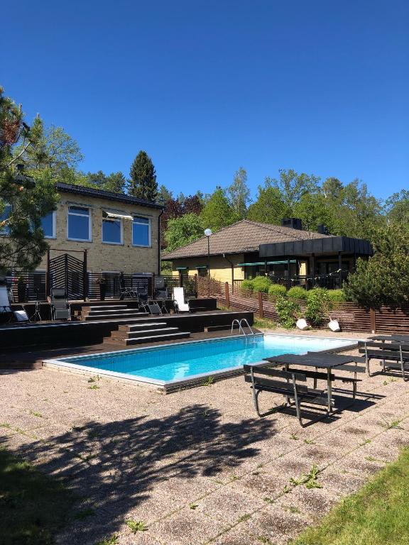 Bazén v ubytování Yxnerum Hotell nebo v jeho okolí