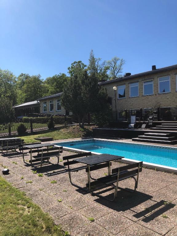 Bazén v ubytování Yxnerum Hotell nebo v jeho okolí