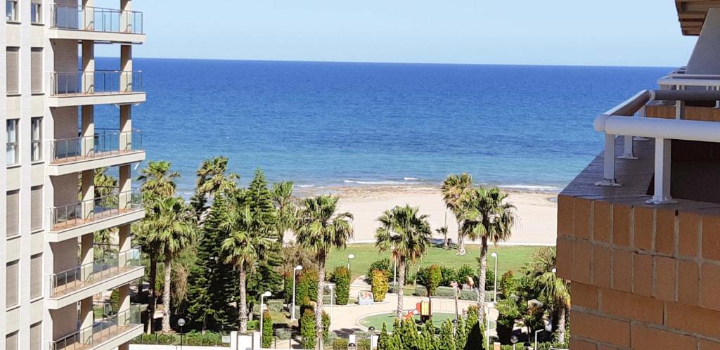 オロペサ・デル・マールにあるPrimera linea con vistas al marのビーチの景色を望むバルコニーが備わる客室です。