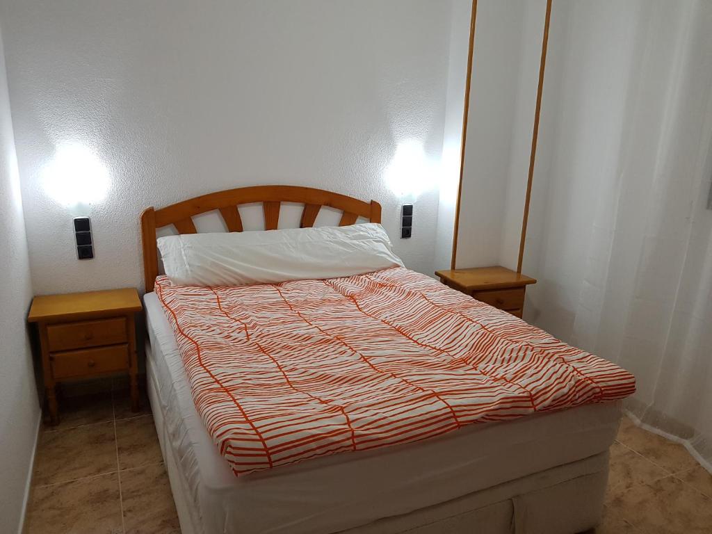 En eller flere senge i et værelse på Amber Family Apartment