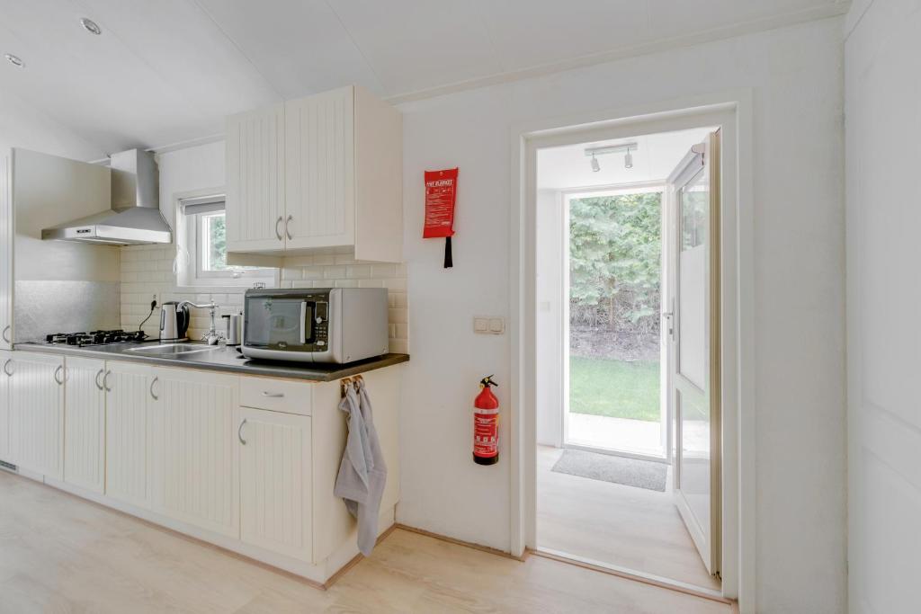 Kuchyň nebo kuchyňský kout v ubytování Chalet Descansar op de Veluwe