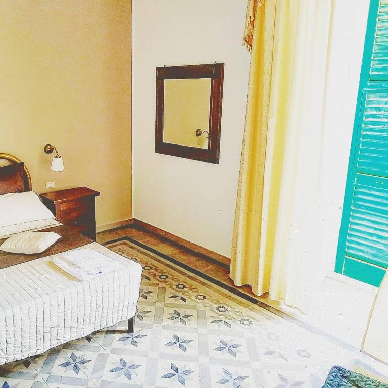 Postel nebo postele na pokoji v ubytování Le Suite del Teatro cucinino privato