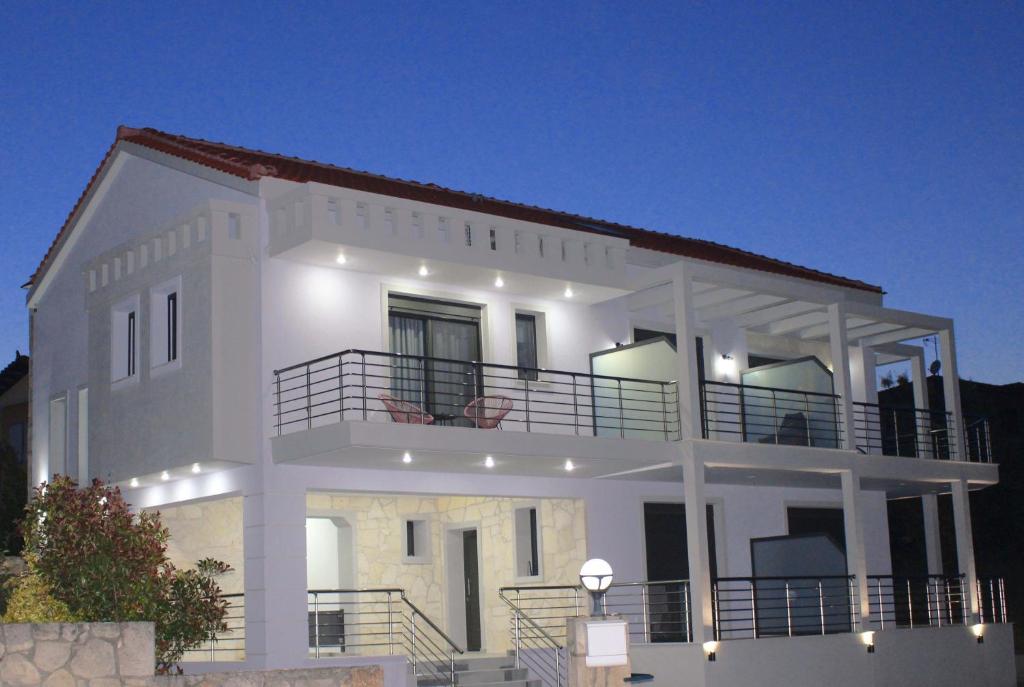 un condominio bianco con un ampio balcone di Anemos Luxury Apartments a Agios Nikolaos