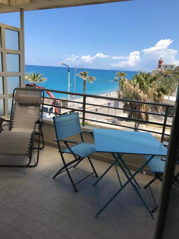 balcone con tavolo, sedie e vista sull'oceano di casa vacanze La Balena a Capo dʼOrlando