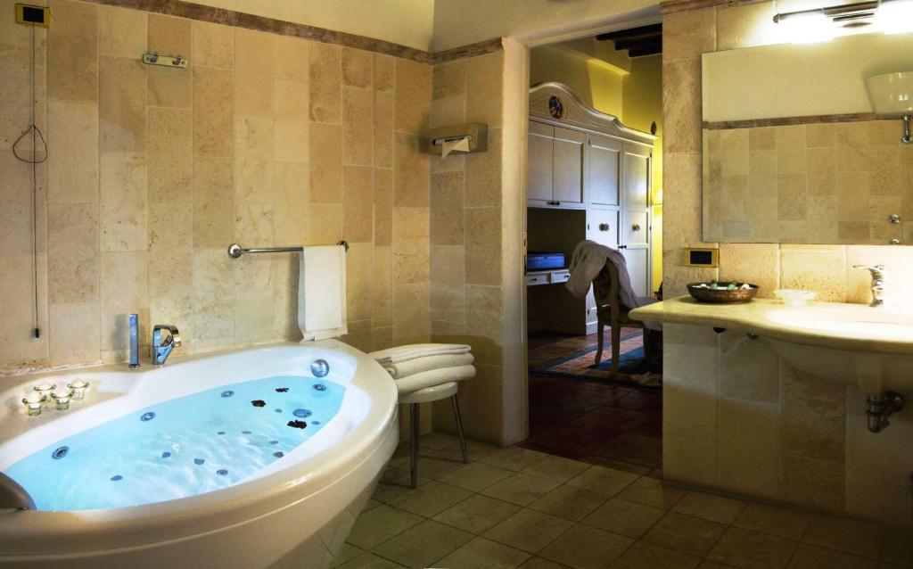 łazienka z wanną i umywalką w obiekcie Castello di Leonina Relais - Adults Only w Sienie