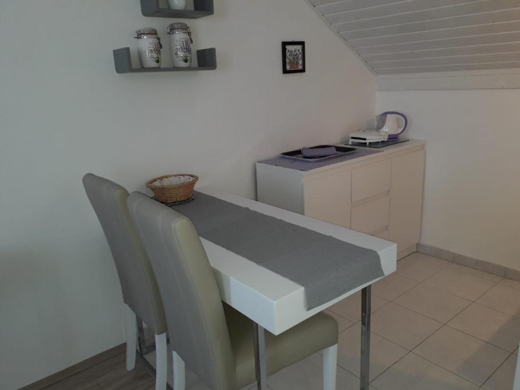 Kuchyň nebo kuchyňský kout v ubytování Studio Apartments Kuljiš