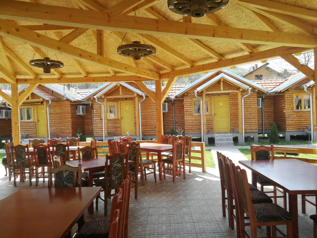 Restoran või mõni muu söögikoht majutusasutuses Južni Vetar