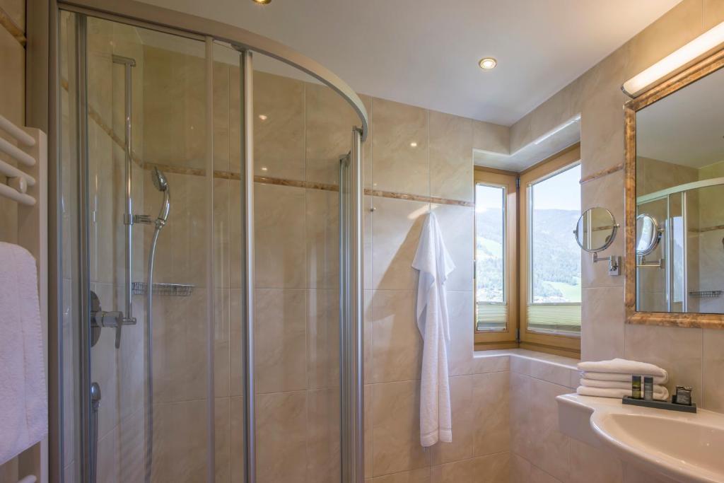 Vannituba majutusasutuses Hotel Riedl im Zillertal