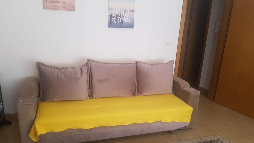 Uma área de estar em Sixth Apartment