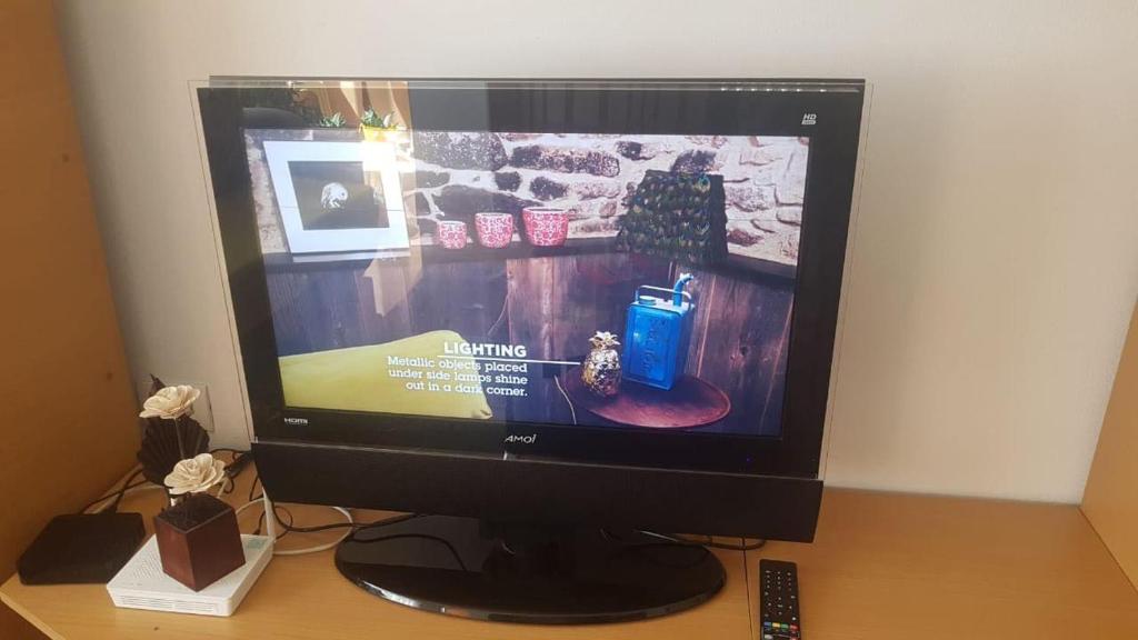 Uma televisão e/ou sistema de entretenimento em Sixth Apartment