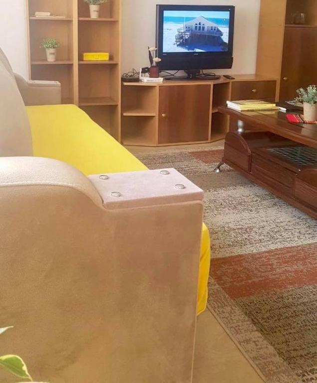 Uma televisão e/ou sistema de entretenimento em Sixth Apartment