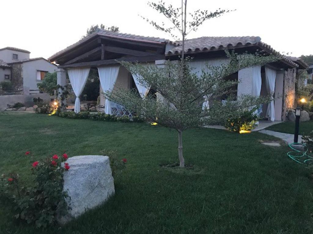 Vonkajšia záhrada v ubytovaní Villa della pietra