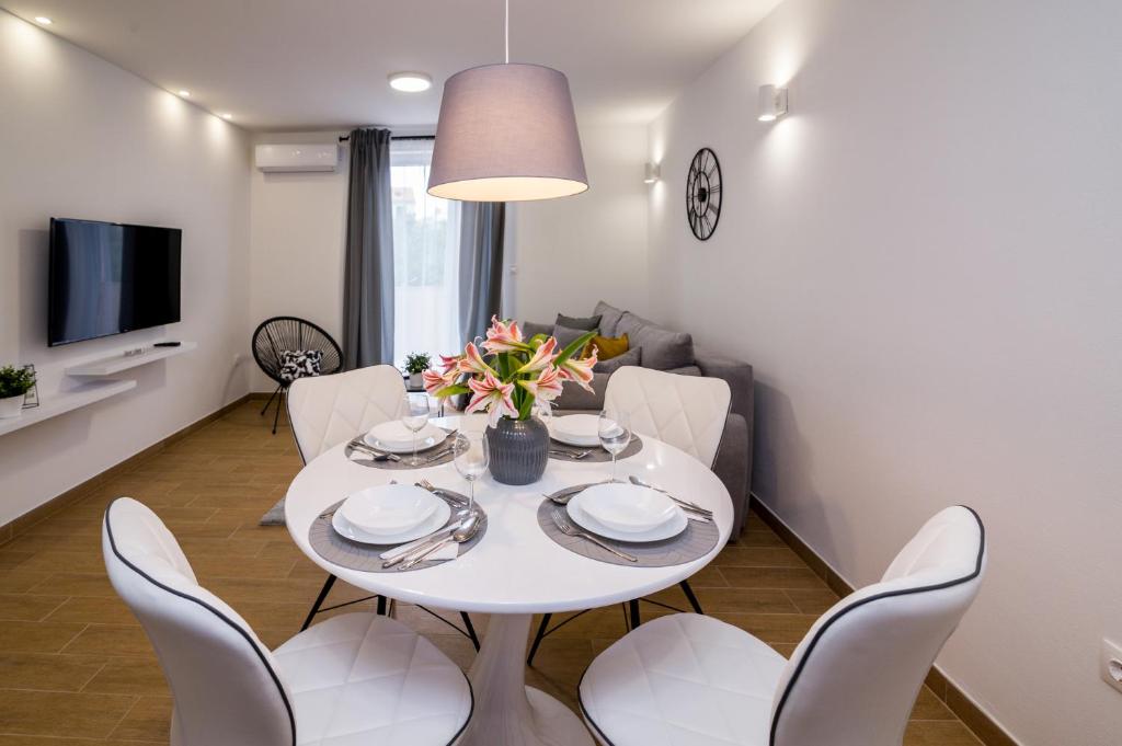 TV a/nebo společenská místnost v ubytování FK Apartments