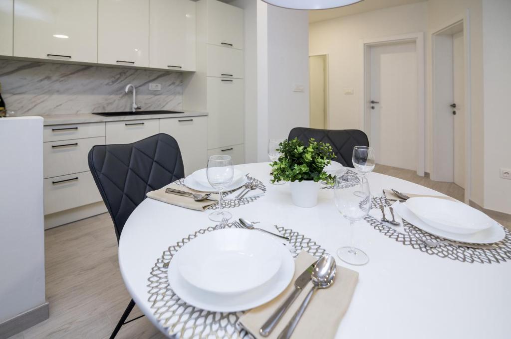 Kuchyň nebo kuchyňský kout v ubytování FK Apartments