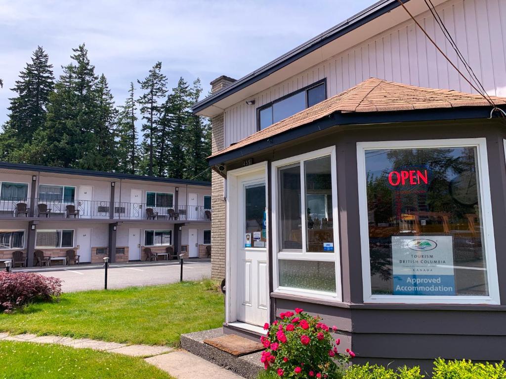 an open sign in a window in front of a building at City Centre Motel in Hope