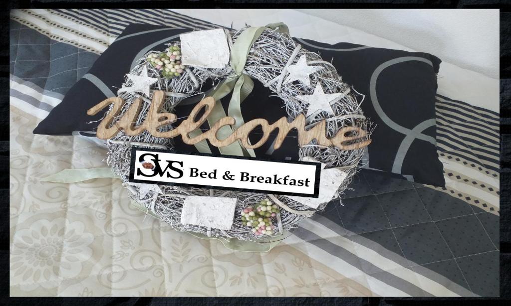 un cartello che legga il miglior bed and breakfast su un letto di SVS Bed & Breakfast a Den Burg