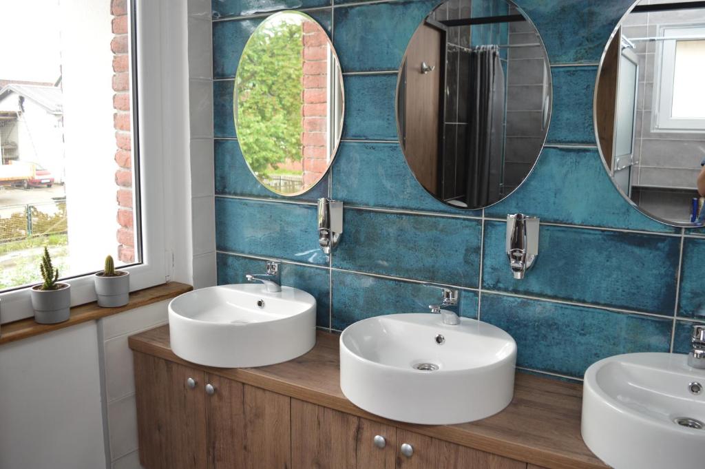 uma casa de banho com dois lavatórios e dois espelhos em Mystic River Design Hostel em Bajina Bašta