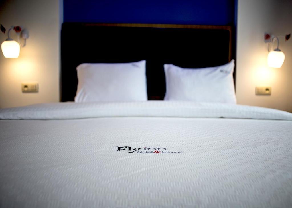 Postel nebo postele na pokoji v ubytování Fly inn Hotel Lounge