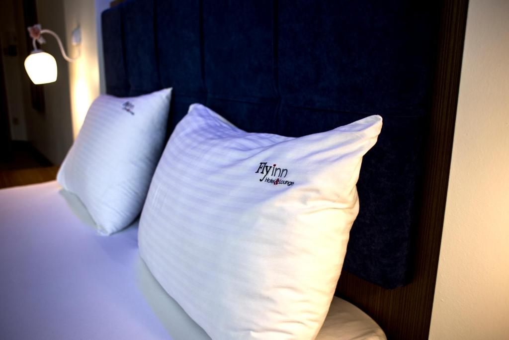 Postel nebo postele na pokoji v ubytování Fly inn Hotel Lounge