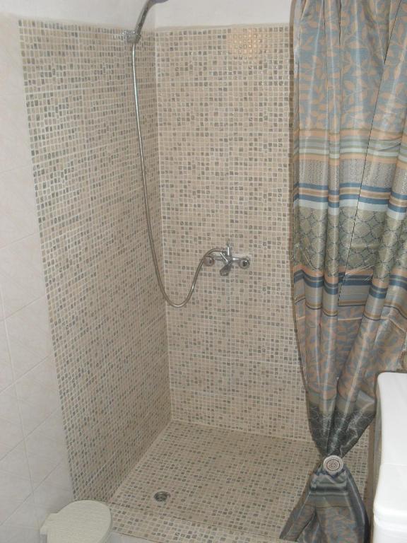 Łazienka w obiekcie Kamari Guesthouse