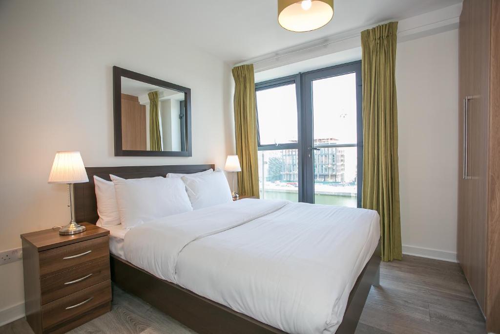 Postel nebo postele na pokoji v ubytování Grand Canal Square Apartments