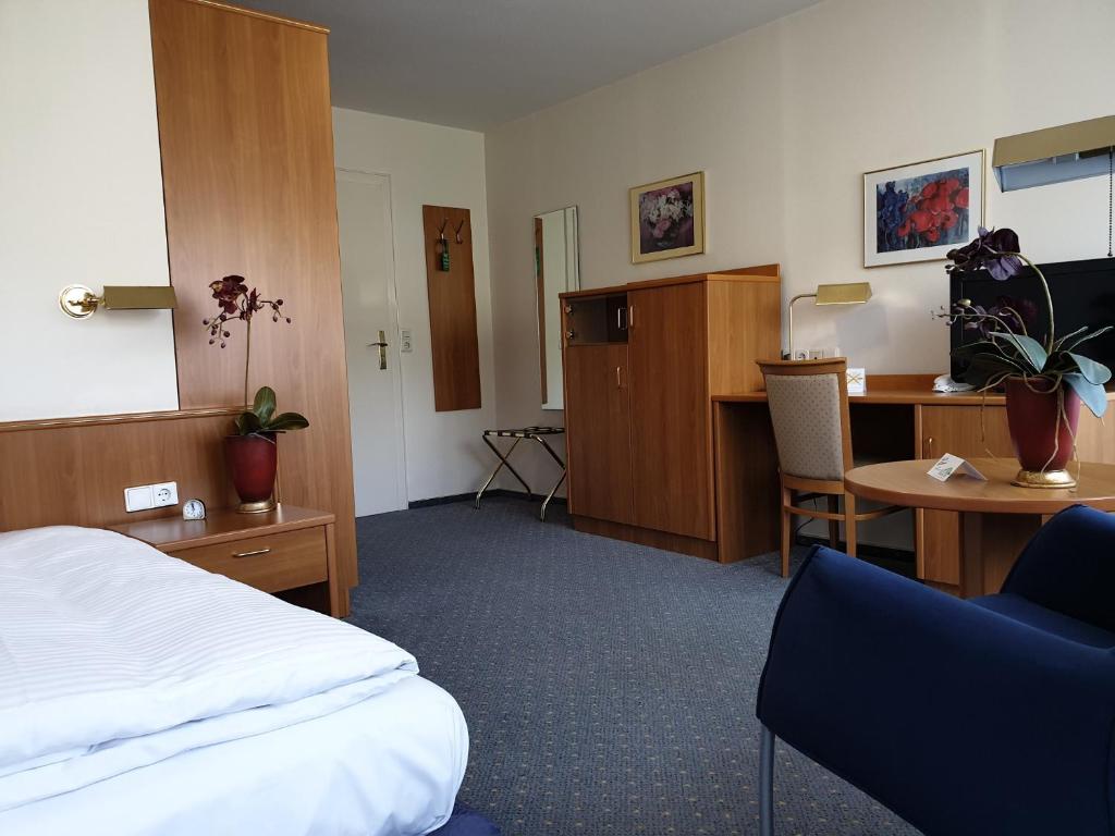 Postel nebo postele na pokoji v ubytování Hotel Rheinland
