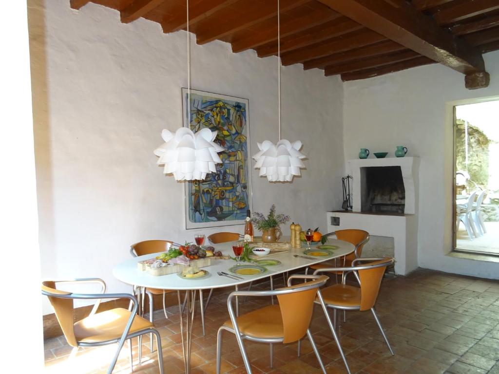 una sala da pranzo con tavolo e sedie bianchi di Villa Garibaldi a Cori