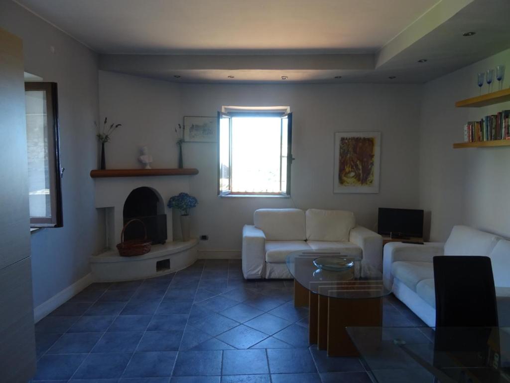 sala de estar con sofá y chimenea en Villa San Filippo, en Cori