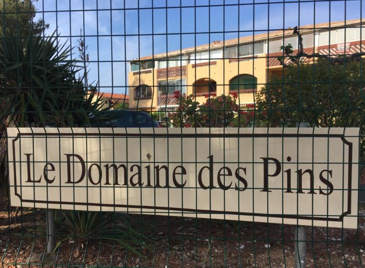 a sign that reads life dopamine digs pinks in front of a building at Studio rénové balcon ensoleillé et calme in La Londe-les-Maures