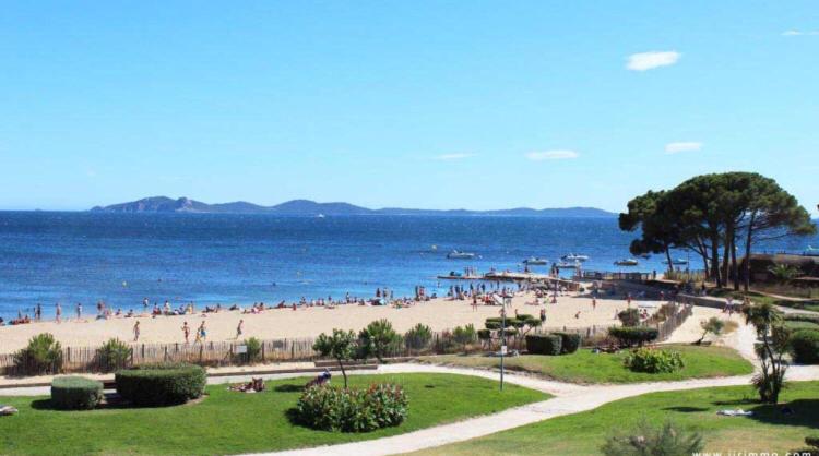 a beach with a bunch of people on it at Studio rénové balcon ensoleillé et calme in La Londe-les-Maures