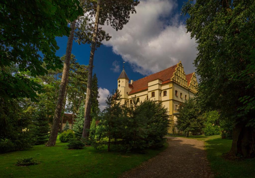 Taman di luar Zamek w Czernej