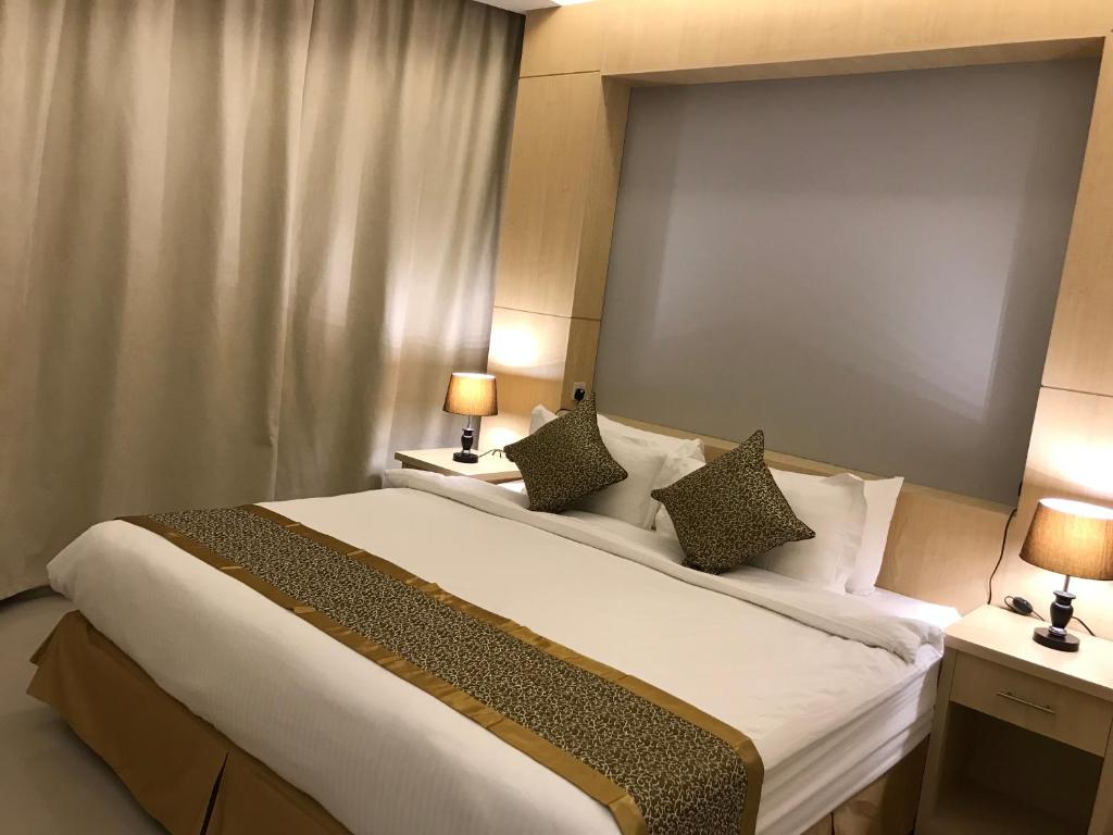 Postel nebo postele na pokoji v ubytování Asfar Suites