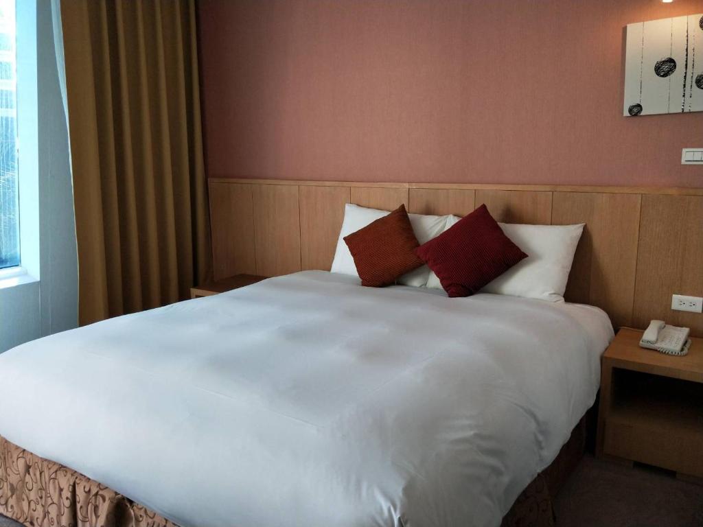 a large white bed in a hotel room at In Young Hotel in Kaohsiung