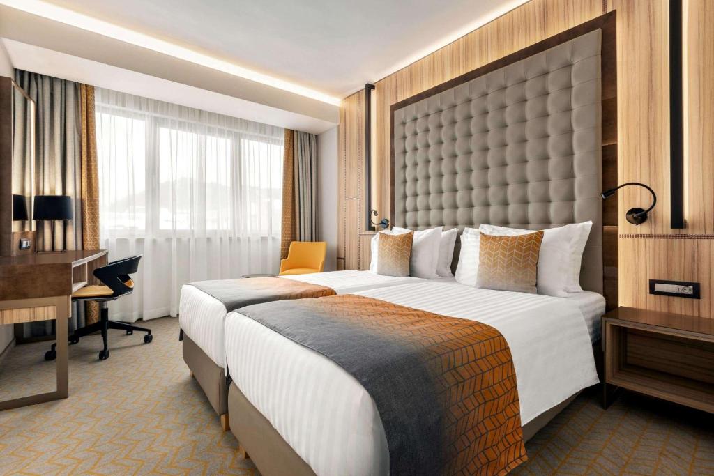 Postel nebo postele na pokoji v ubytování Ramada by Wyndham Ramnicu Valcea